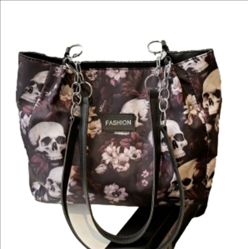 ⭐️NWT SKULL PURSE